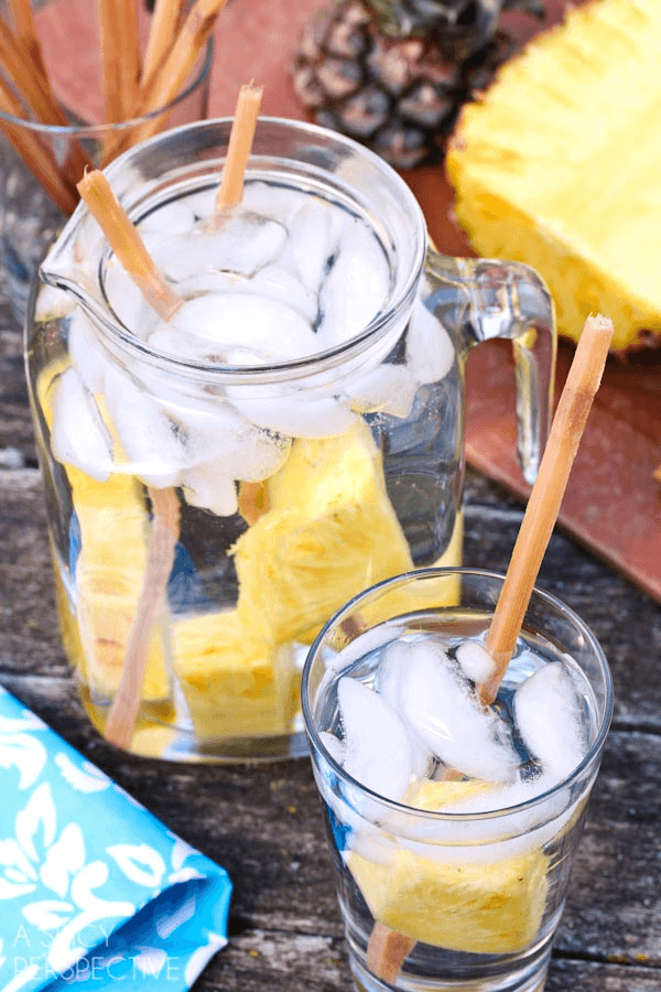 These detox water recipes are the best! Whether you’re looking for a flatter tummy, or an apple cider vinegar fat flush, or a fruity metabolism boosting detox water this list has you covered! All are homemade and so easy to make using simple ingredients! Seriously, these are perfect detox drinks to burn fat, lose weight, and clear up acne! #detoxwater #weightloss 