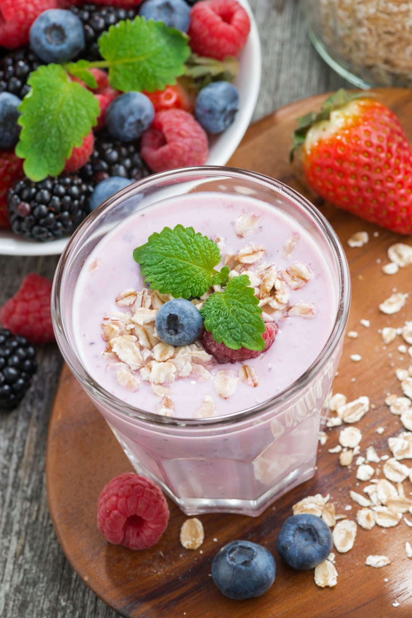 Looking for healthy smoothies for breakfast? You’ll love this collection of 15 healthy & easy smoothies for breakfast! Whether you’re looking for weight loss smoothies for breakfast, or smoothies for kids this list has you covered with the best protein and energy smoothie recipes! If you’re looking for dairy free, almond milk, or smoothies made with yogurt and oatmeal this collection has a breakfast smoothie for you! From strawberry and peanut butter banana smoothies to fat burning spinach energy smoothies you’ll find a smoothie for breakfast here!
