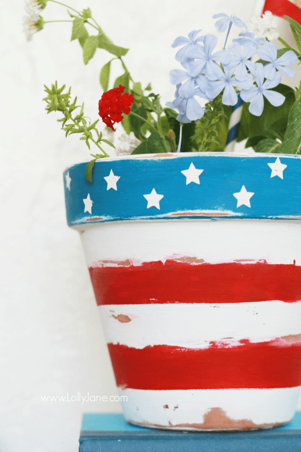 Looking for fun vintage decorations for your home this 4th of July? Beautiful mantle decor and farmhouse ideas! You must see these awesome crafts, 4th of July wreath and patriotic front porches! DIY American flags and super fun red white and blue decor to celebrate Independence Day! #4thofJuly