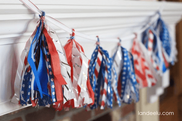 Looking for fun vintage decorations for your home this 4th of July? Beautiful mantle decor and farmhouse ideas! You must see these awesome crafts, 4th of July wreath and patriotic front porches! DIY American flags and super fun red white and blue decor to celebrate Independence Day! #4thofJuly