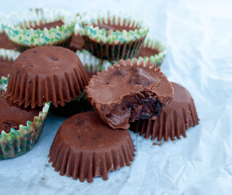Looking for keto diet snacks? We’ve got the best ketogenic snacks for every occasion! Whether you’re looking for easy ketogenic on the go snacks for work or the best peanut butter chocolate fat bombs we’ve got you covered! From healthy vegetarian keto recipes to store-bought salty late night snacks this collection of keto diet snacks has it all!
