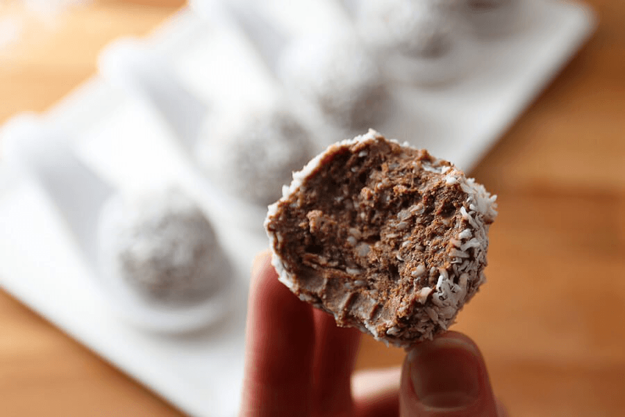 Looking for keto diet snacks? We’ve got the best ketogenic snacks for every occasion! Whether you’re looking for easy ketogenic on the go snacks for work or the best peanut butter chocolate fat bombs we’ve got you covered! From healthy vegetarian keto recipes to store-bought salty late night snacks this collection of keto diet snacks has it all!