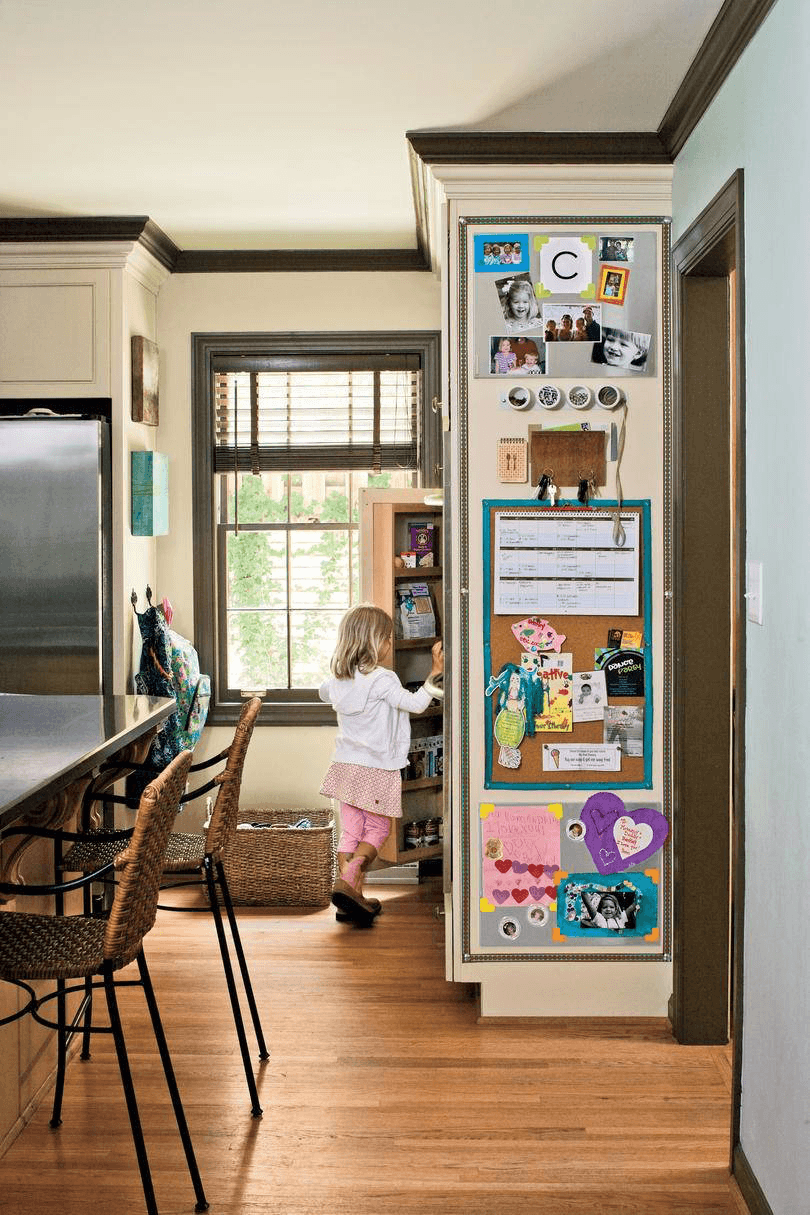 A family command center is a perfect way to organize a busy family! These DIY family command center ideas will help you organize and keep track of your mail, calendars, kid’s homework, backpacks, and school papers! Get your house and life organized for back to school now with these inspiring family command centers for your kitchen or office! I love this idea by Southern Living! #organization #organizing #familycommandcenter 