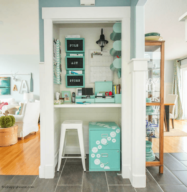 A family command center is a perfect way to organize a busy family! These DIY family command center ideas will help you organize and keep track of your mail, calendars, kid’s homework, backpacks, and school papers! Get your house and life organized for back to school now with these inspiring family command centers for your kitchen or office! I love this idea by The Happy Housie! #organization #organizing #familycommandcenter 