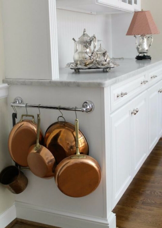 I’m always looking for easy kitchen organization ideas, and these DIY budget-friendly tips are genius! Fabulous & budget-friendly idea from The 2 Seasons to organize pots & pans! #kitchentips #kitchenideas #organization #organizationideas 
