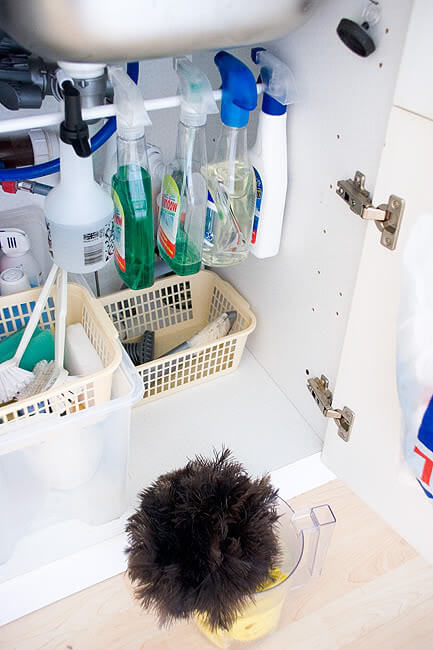 I’m always looking for easy kitchen organization ideas, and these DIY budget-friendly tips are genius! This is the best way to organize under the sink from A Thousand Words! Cheap & easy DIY! #kitchentips #kitchenideas #organization #organizationideas 