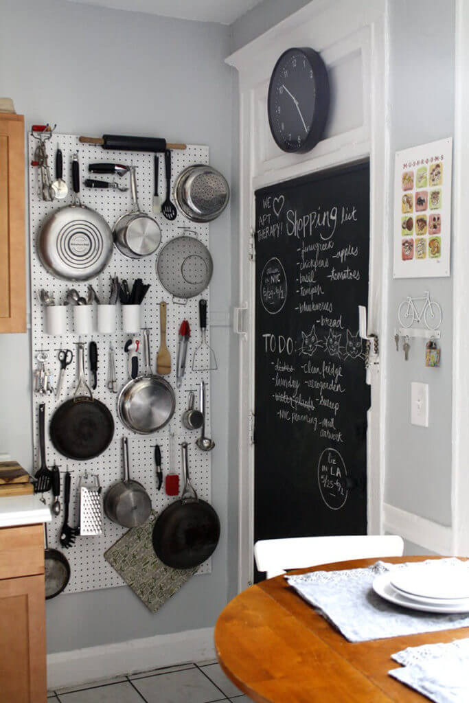 I’m always looking for easy kitchen organization ideas, and these DIY budget-friendly tips are genius! Love this small space organization idea via Apartment Therapy! #kitchentips #kitchenideas #organization #organizationideas 