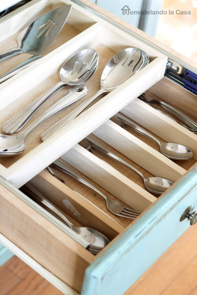 I’m always looking for easy kitchen organization ideas, and these DIY budget-friendly tips! Love the kitchen drawer DIY from Remodela Casa! #KitchenOrganization #KitchenOrganizationDIY #kitchentips #kitchenideas #organization #organizationideas 