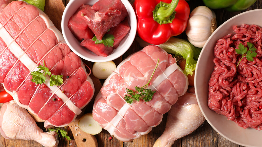 Save money & lose weight on the ketogenic diet with these keto on a budget tips, recipes & meal prep hacks! From creating keto shopping lists to finding the best cheap keto recipes & food for your money these keto diet tips are fabulous! Whether you’re just beginning the keto diet or you’re looking for ways to meal plan on a budget you need this Keto On A Budget guide! #keto #ketogenic #ketosis #budget #lowcarb #lchf