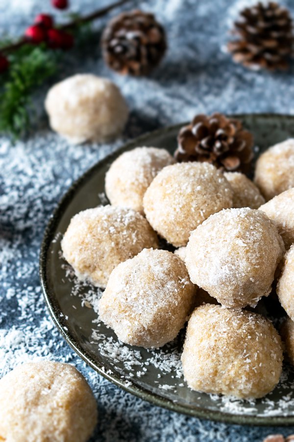 Keto Cookies - Snowballs via Tastaholics