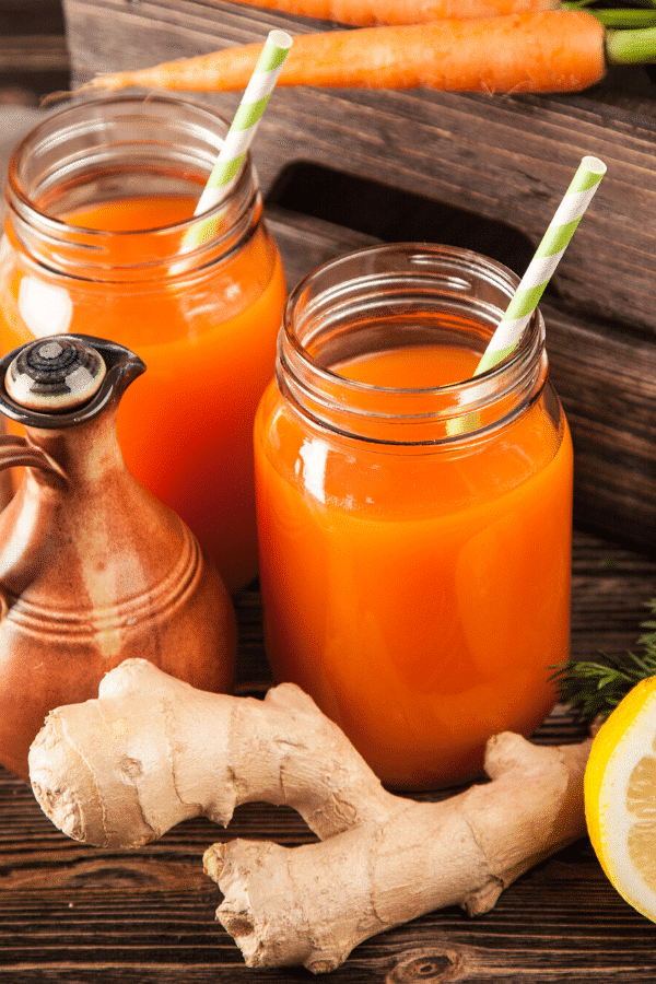 Vous cherchez des recettes de jus pour les débutants? Ce guide de jus pour la perte de poids et la désintoxication vous a couvert! 7 recettes de jus de désintoxication sains, y compris le jus vert brûlant les graisses, le jus de renforcement de l'immunité et d'autres conseils pour vous aider à décider si vous voulez commencer un nettoyage de jus de désintoxication alimentaire saine pour démarrer votre plan de perte de poids! #juicing #detox #naturaldetoxtips #antiinflammatory #greenjuice