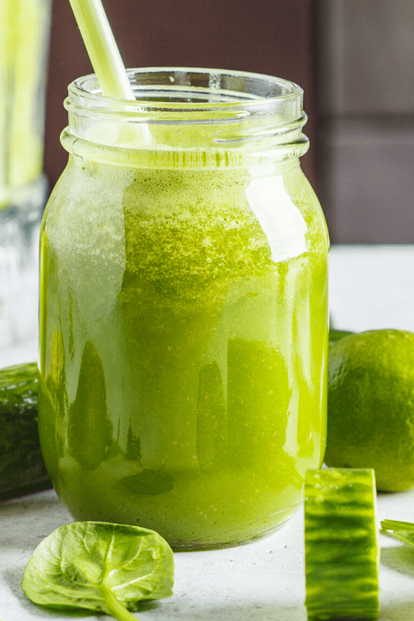 Vous cherchez des recettes de jus pour les débutants? Ce guide de jus pour la perte de poids et la désintoxication vous a couvert! 7 recettes de jus de désintoxication sains, y compris le jus vert brûlant les graisses, le jus de renforcement de l'immunité et d'autres conseils pour vous aider à décider si vous voulez commencer un nettoyage de jus de désintoxication alimentaire saine pour démarrer votre plan de perte de poids! #juicing #detox #naturaldetoxtips #antiinflammatory #greenjuice