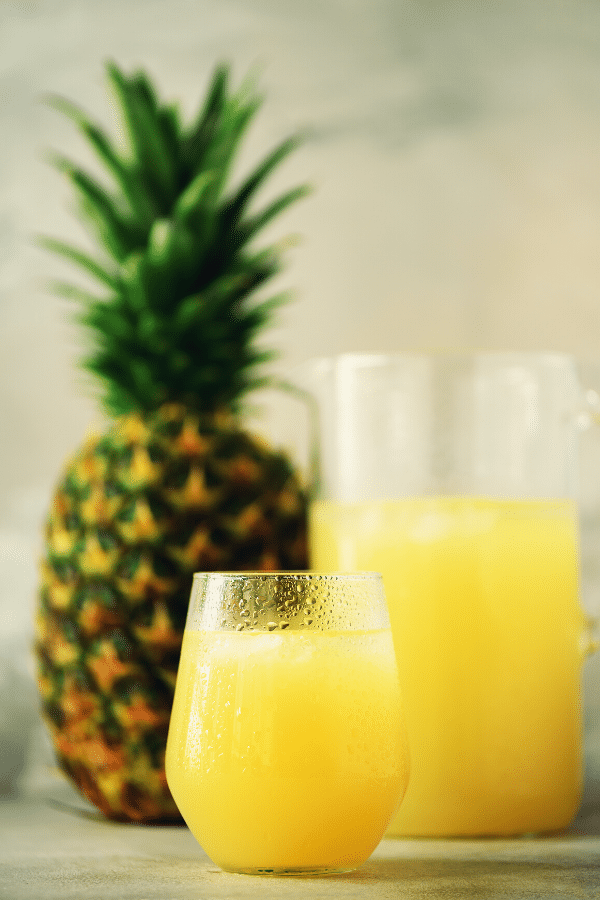 Vous cherchez des recettes de jus pour les débutants? Ce guide des jus pour la perte de poids et la désintoxication vous a couvert! 7 recettes de jus de désintoxication sains, y compris le jus vert brûlant les graisses, le jus de renforcement de l'immunité et d'autres conseils pour vous aider à décider si vous voulez commencer un nettoyage de jus de désintoxication alimentaire saine pour démarrer votre plan de perte de poids! #juicing #detox #naturaldetoxtips #antiinflammatory #greenjuice