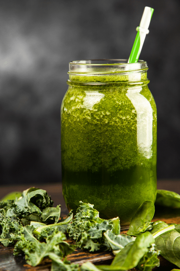 Vous cherchez des recettes de jus pour les débutants? Ce guide de jus pour la perte de poids et la désintoxication vous a couvert! 7 recettes de jus de désintoxication sains, y compris le jus vert brûlant les graisses, le jus de renforcement de l'immunité et d'autres conseils pour vous aider à décider si vous voulez commencer un nettoyage de jus de désintoxication alimentaire saine pour démarrer votre plan de perte de poids! #juicing #detox #naturaldetoxtips #antiinflammatory #greenjuice
