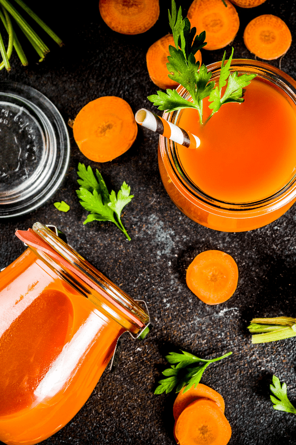 Vous cherchez des recettes de jus pour les débutants? Ce guide des jus pour la perte de poids et la désintoxication vous a couvert! 7 recettes de jus de désintoxication sains, y compris le jus vert brûlant les graisses, le jus de renforcement de l'immunité et d'autres conseils pour vous aider à décider si vous voulez commencer un nettoyage de jus de désintoxication alimentaire saine pour démarrer votre plan de perte de poids! #juicing #detox #naturaldetoxtips #antiinflammatory #greenjuice