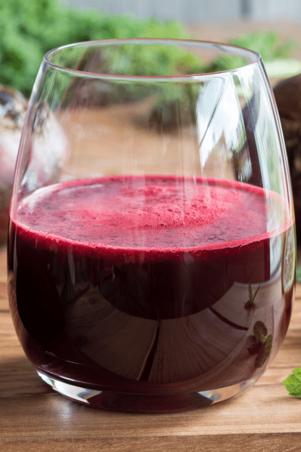 Vous cherchez des recettes de jus pour les débutants? Ce guide des jus pour la perte de poids et la désintoxication vous a couvert! 7 recettes de jus de désintoxication sains, y compris le jus vert brûlant les graisses, le jus de renforcement de l'immunité et d'autres conseils pour vous aider à décider si vous voulez commencer un nettoyage de jus de désintoxication alimentaire saine pour démarrer votre plan de perte de poids! #juicing #detox #naturaldetoxtips #antiinflammatory #greenjuice