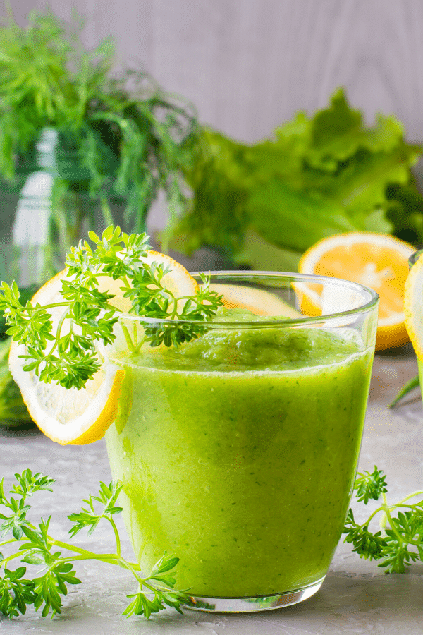 Vous cherchez des recettes de jus pour les débutants? Ce guide de jus pour la perte de poids et la désintoxication vous a couvert! 7 recettes de jus de désintoxication sains, y compris le jus vert brûlant les graisses, le jus de renforcement de l'immunité et d'autres conseils pour vous aider à décider si vous voulez commencer un nettoyage de jus de désintoxication alimentaire saine pour démarrer votre plan de perte de poids! #juicing #detox #naturaldetoxtips #antiinflammatory #greenjuice